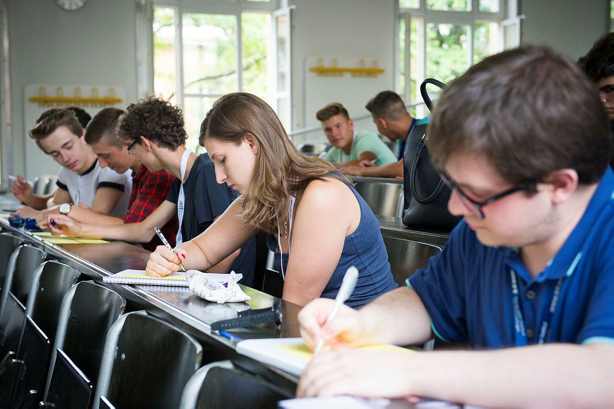 Das Bild zeigt Studierende im Hörsaal während einer Vorlesung
