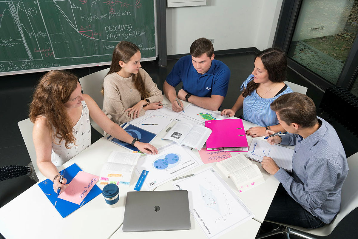 Das Bild zeigt zwei Studentinnen im Gespräch.